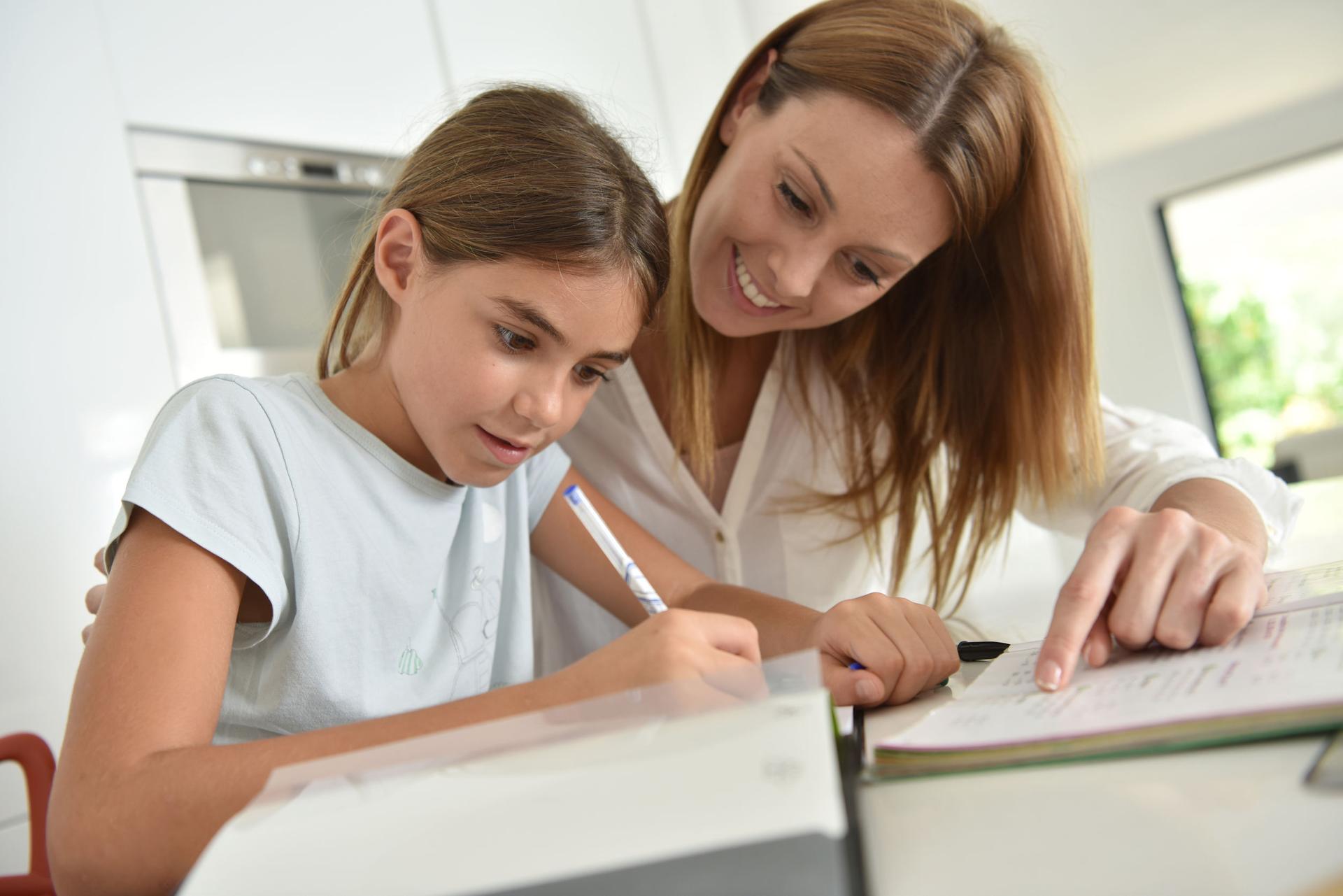 Parent qui aide son enfant à faire ses devoirs